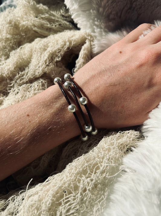 Elegant Pearl and Leather Bracelet